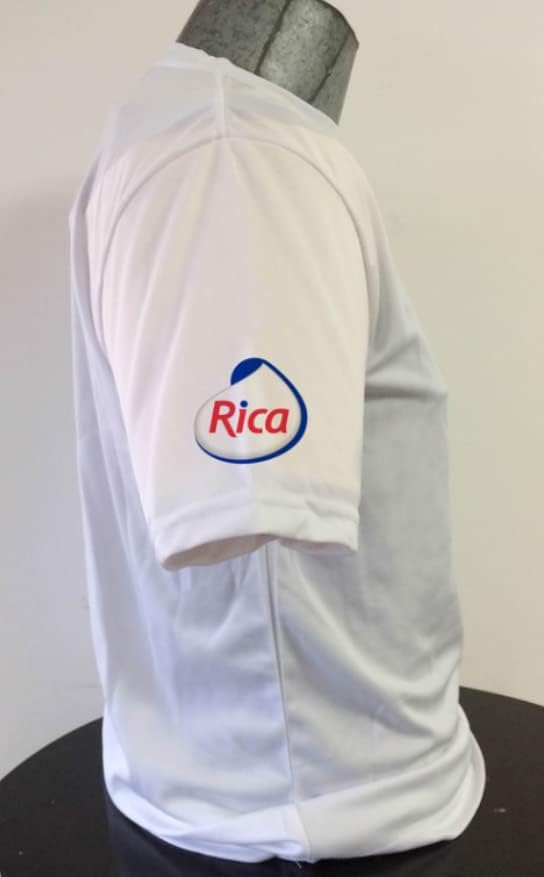 Rica White Dri Fit T-shirt com logotipo da bandeira dominicana | Grande |