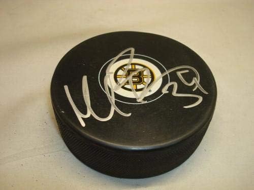 Matt Beleskey assinou Boston Bruins Hockey Puck autografado 1A - Pucks autografados da NHL