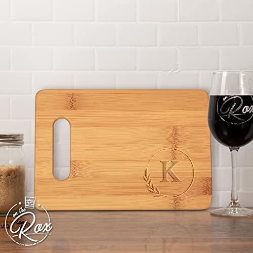 Nas placas de corte monogramas de Rox - 9 ”x 12” A a Z Placa de bambu gravado personalizada - grande tábua de madeira personalizada