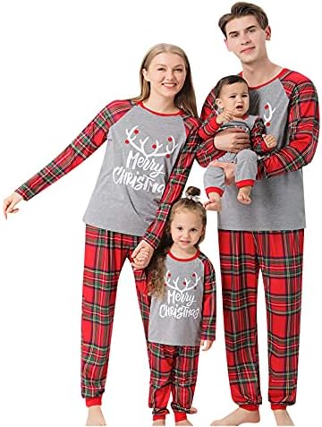 O pijama familiar combinando define os pjs de Natal com letra e manta de manga longa impressa e loungewear de baixo