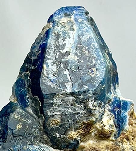 1528 gramas de cristais de afeganita fluorescente com lazurita e cristais desconhecidos na matriz