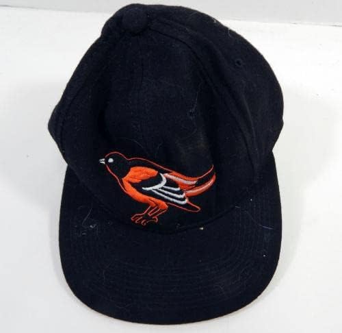 1996-02 Baltimore Orioles Scott Erickson 19 Game Usado Black Hat 6.875 DP22844 - jogo usado HATS MLB