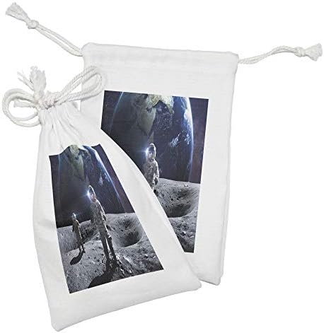 Conjunto de bolsas de tecido de astronauta de Ambesonne de 2, pitoresco de 2 humanos na Moon Spacewalk Brave Descobertas, Small Saco de cordão para máscaras e favores de produtos de higiene pessoal, 9 x 6, PurpleBlue multicolor