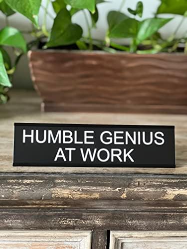Humble Genius no trabalho - sinal de mesa engraçado, presente de colegas de trabalho, decoração de escritório - muito risadas de