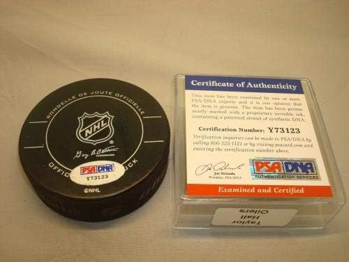 Taylor Hall assinou o jogo de hóquei oficial do Edmonton Oilers Puck PSA/DNA CoA 1A - Pucks NHL autografados