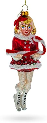 Patinação de gelo de menina com ornamento de Natal de vidro de cana de doce