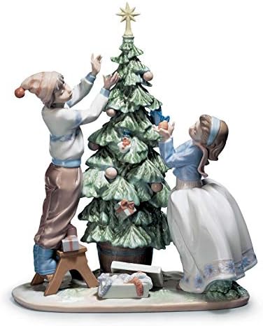 Lladró aparando a estatueta da árvore. Figura da árvore de Natal de porcelana.