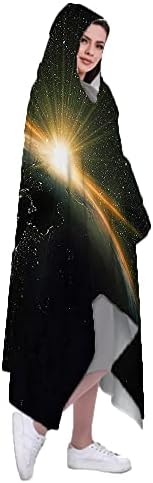 Cabo com capuz de cobertor vestível de galáxia, vista do nascer do sol do planeta Terra do espaço com estrelas na Via