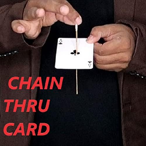 A cadeia do MilesMagic Magician através do truque do cartão passa misteriosamente através do truque de mágica de penetração impossível do tubo de cartas