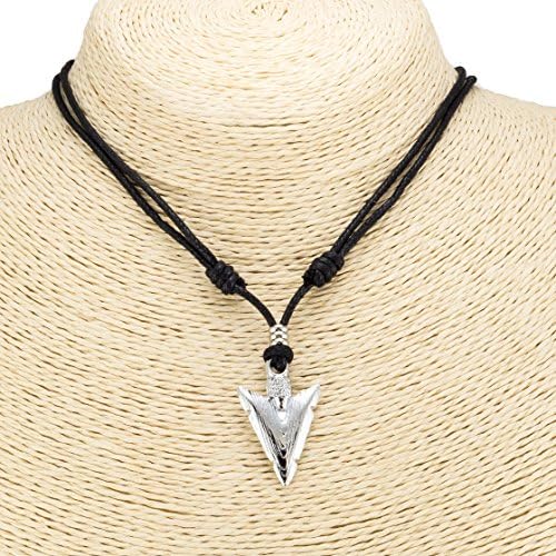 Bluerica Arrowhead pendente em colar de cordão preto ajustável