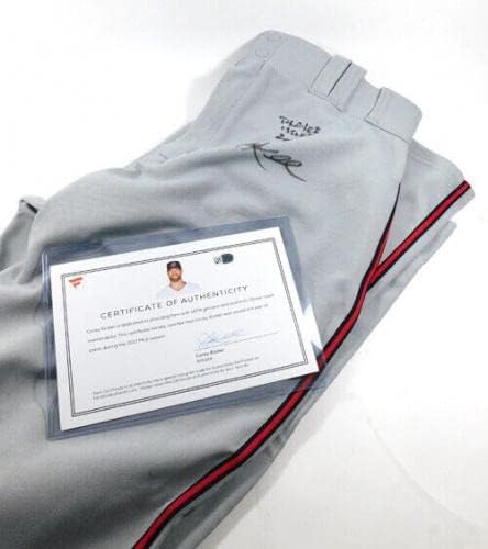 Corey Kluber Cleveland Indians 2017 assinado com calças cinza emitidas por jogadores com coa - jogo autografado de MLB Bats
