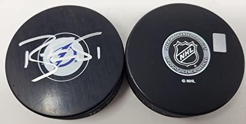 Brian Elliott autografou Puck Tampa Bay Lightning NHL Logo Puck com cubo livre