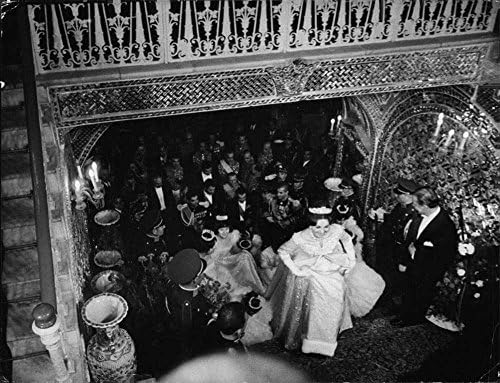 Foto vintage de Farah Diba subindo escadas, em seu casamento com Mohammad Reza Pahlavi.