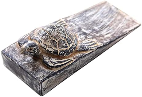 Novica Wood Door Stopper Tartaruga de bebê caiada de Bali 2in H x 6,5in W x 2,4in D Black and Indonésia Acessórios para decoração Decoração Hardware decorativo Fropo com tema animal