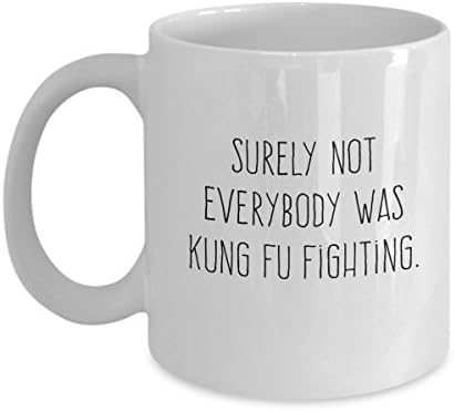 Certamente nem todo mundo estava lutando com Kung fu - caneca de café - por Livelaflove, copo de cerâmica de 11 onças com engraçado