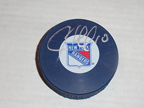 JT Miller assinou o New York Rangers Blue Hockey Puck autografado J.T. Prova - Pucks autografados da NHL