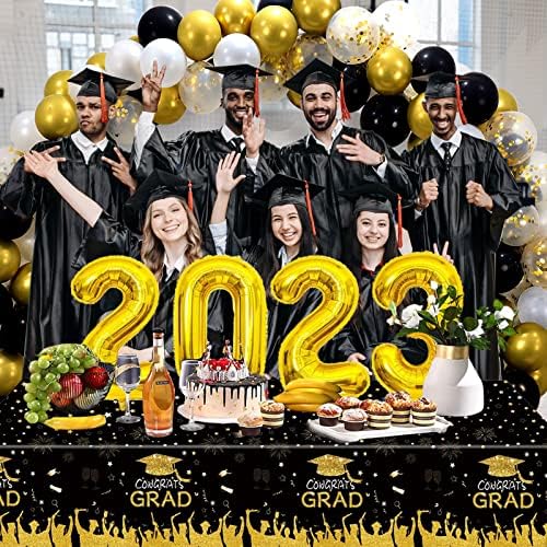 Crenics Graduações Decorações de festa 2023 - Black and Gold Estamos muito orgulhosos de seu cenário de banner, kit de guirlanda de balões Arch, 2 toalhas de mesa e balão número 2023 para suprimentos para festas de formatura