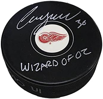 Chris Osgood assinou Detroit Red Wings Puck - Inscrição Wizard of Oz - Pucks NHL autografados