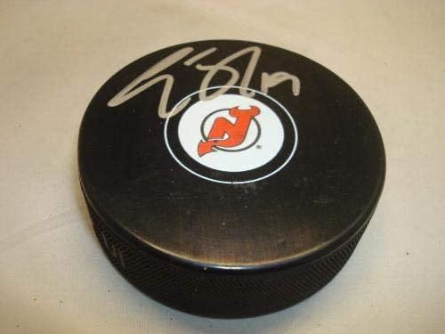 Travis Zajac assinou assinado no novo hóquei de demônios, puck autografado 1b - pucks autografados da NHL