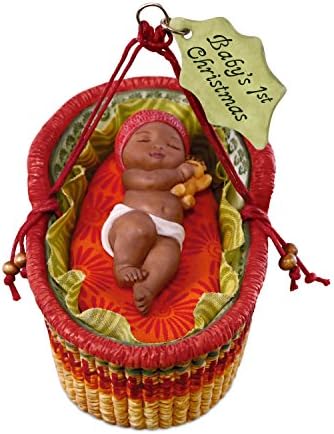 Ornamento de lembrança da Hallmark 2018 do ano datado, primeiro Natal do bebê afro -americano, porcelana, cesta