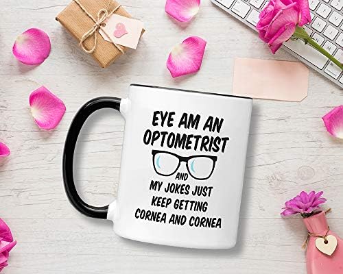 Canecas de optometria Casitika. 11 Oz Opale Oftalmologista caneca. O olho sou um optometrista minhas piadas continuam recebendo córnea. Ideia atual para chefe ou colega de trabalho.