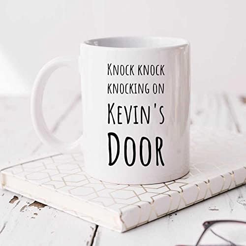Knock Knock batendo na porta de Kevin, letras misheardd, letras equivocadas caneca, letra mal compreendida presente