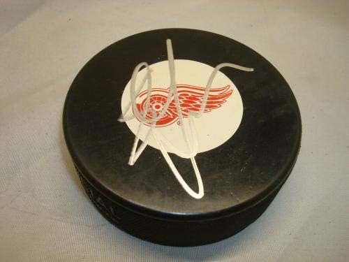 Steve Yzerman assinou o Detroit Red Wings Hockey Puck Autografado PSA/DNA COA 1B - Pucks autografados da NHL