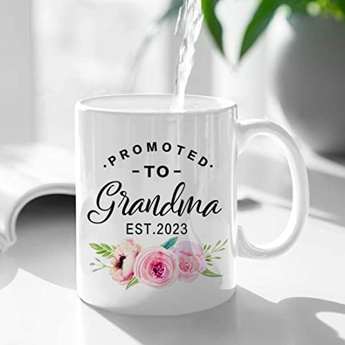 Suuura-oo promoveu a vovó 2023 caneca de café, presente de 2023 para vovó, nova avó, presente de anúncio da gravidez, presente de caneca de flores para a nova avó Nana Mimi Gigi