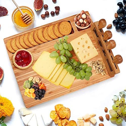 Placa de queijo de bambu Conjunto de charcutaria Platter Serving Carne Board, incluindo 4 faca de aço inoxidável e utensílios de servir para o aniversário de aniversário do casamento
