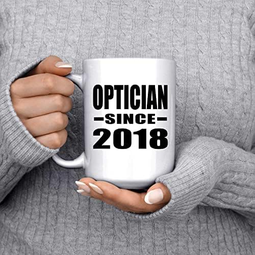 Designsify OpTicista desde 2018, 15 onças de caneca branca de café com xícara de chá com alça, presentes para aniversário de aniversário