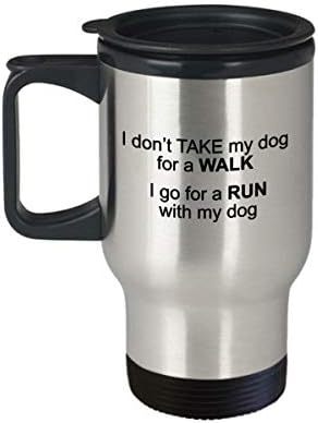 Eu não levo meu cachorro para passear. Eu vou correr com meu cachorro. Caneca de café/chá de cerâmica. Um presente perfeito