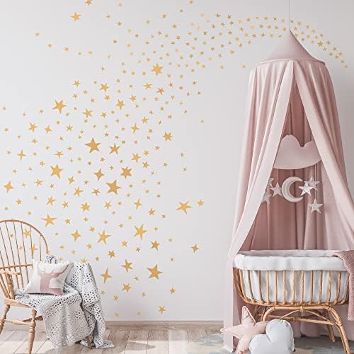 Um quarto com decalques de parede de estrelas de vinil de ouro metálico, descasque e stick sparkles clestiais adesivos de parede para